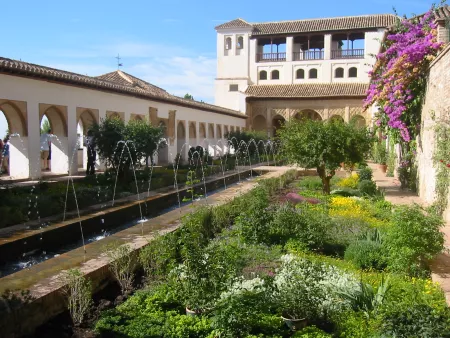 137-3724	Paratiisin puutarha keskiajalta: pieniä kukkivia hedelmäpuita, kukkivia perennapenkkejä ja vilvoittavaa vettä. Generalife, Granada, Espanja